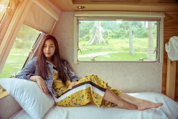 Belle Jeune Femme Asiatique Dans Camping Car Sur Une Journée — Photo