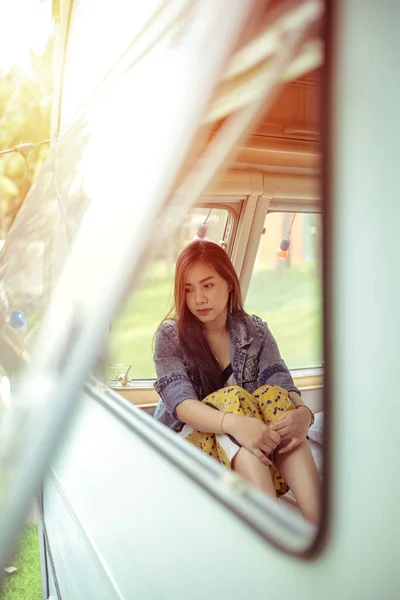 Belle Jeune Femme Asiatique Dans Camping Car Sur Une Journée — Photo