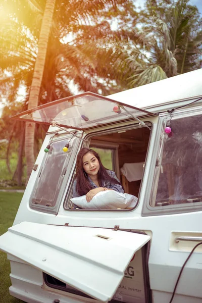 Belle Jeune Femme Asiatique Dans Camping Car Sur Une Journée — Photo