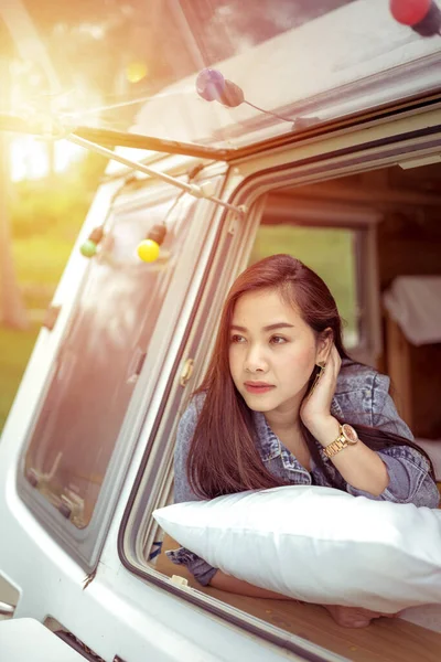 Schöne Junge Asiatische Frau Einem Wohnmobil Einem Sommertag — Stockfoto