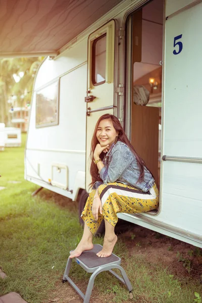 Mooie Jonge Aziatische Vrouw Een Camper Een Zomerdag — Stockfoto