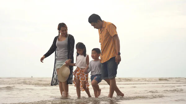 Szczęśliwa Azjatycka Rodzina Ciesząca Się Spacerem Plaży — Zdjęcie stockowe