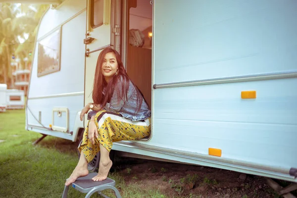 Mooie Jonge Aziatische Vrouw Een Camper Een Zomerdag — Stockfoto