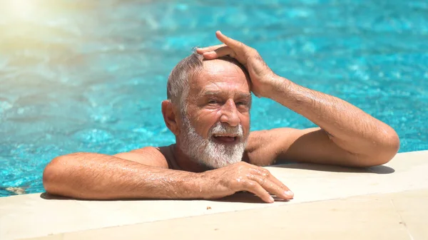 Hombre Mayor Nadando Una Piscina Aire Libre — Foto de Stock