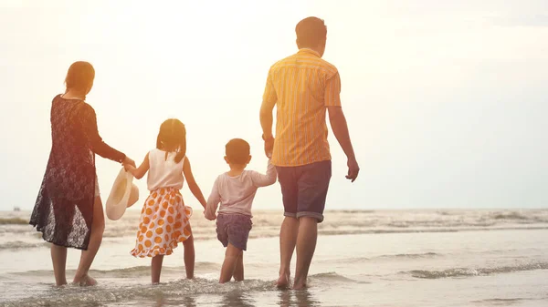 Szczęśliwa Azjatycka Rodzina Ciesząca Się Spacerem Plaży — Zdjęcie stockowe