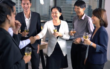 Viski kadehli bir grup iş adamı.