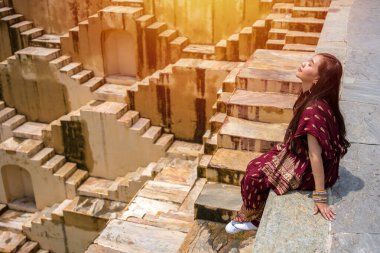 Jaipur, Rajasthan, Hindistan 'da Panna Meena Ka Kund' da poz veren Asyalı kadın.