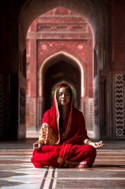 Hindistan 'da Tac Mahal, Agra, Uttar Pradesh, Hindistan' da kırmızı sari / sari giyen Hintli kadın.
