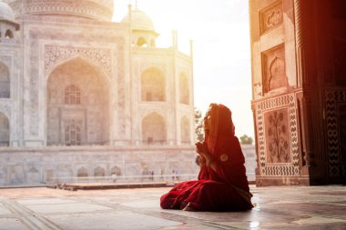 Hindistan 'da Tac Mahal, Agra, Uttar Pradesh, Hindistan' da kırmızı sari / sari giyen Hintli kadın.