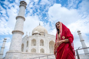 Hindistan 'da Tac Mahal, Agra, Uttar Pradesh, Hindistan' da kırmızı sari / sari giyen Hintli kadın.