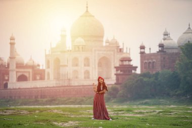 Hindistan 'da Tac Mahal, Agra, Uttar Pradesh, Hindistan' da kırmızı sari / sari giyen Hintli kadın.