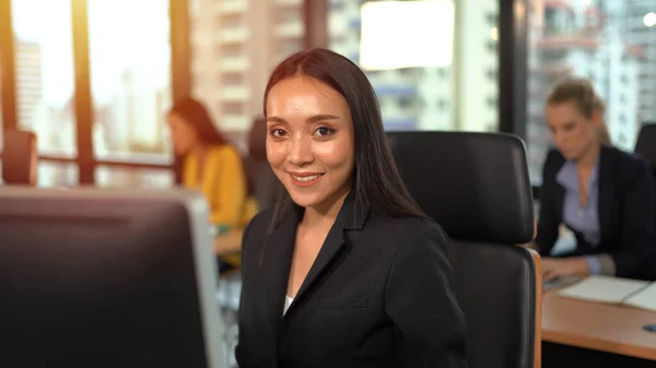 Asiática Mulher Negócios Sorrindo Local Trabalho — Fotografia de Stock