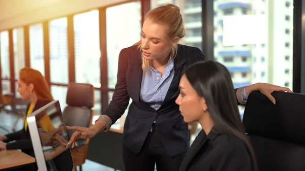 Formazione Delle Donne Affari Nell Ufficio Commerciale — Foto Stock