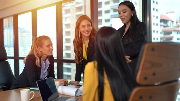 Gli Imprenditori Discutono Insieme Sala Conferenze — Foto Stock