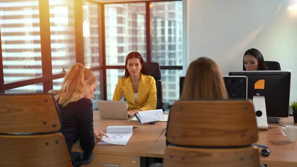 Geschäftsleute Diskutieren Gemeinsam Konferenzraum — Stockfoto