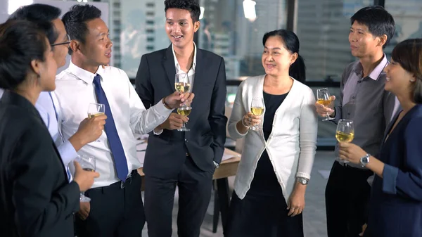 Grupo Negocios Poeple Con Vasos Whisky —  Fotos de Stock