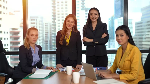 Geschäftsleute Diskutieren Gemeinsam Konferenzraum — Stockfoto