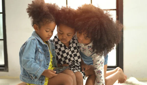 Małe Słodkie Afro Dzieci Bawiące Się Smartfonie — Zdjęcie stockowe