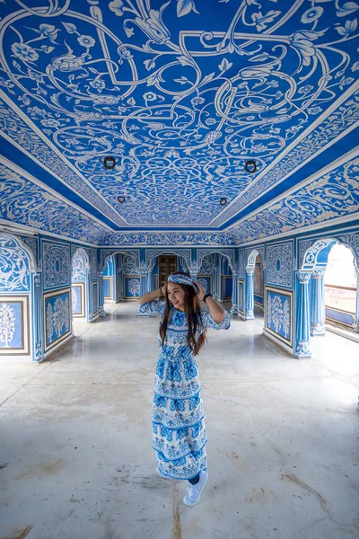 Kvinna Poserar City Palace Jaipur Rajasthan Indien — Stockfoto