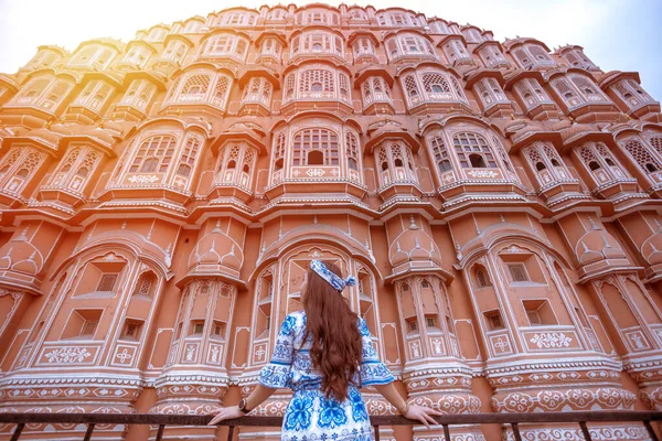 Młoda Kobieta Podczas Zachodu Słońca Hawa Mahal Jaipur Rajasthan Indie — Zdjęcie stockowe