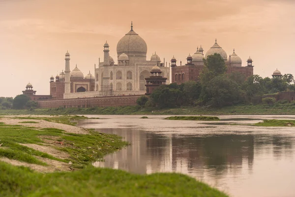 Taj Mahal Fiume Yamuna Buttati Nella Spazzatura — Foto Stock