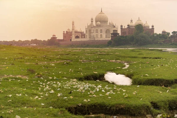 Taj Mahal Fiume Yamuna Buttati Nella Spazzatura — Foto Stock