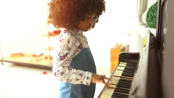 Hermosos Niños Africanos Están Tocando Música Piano — Foto de Stock