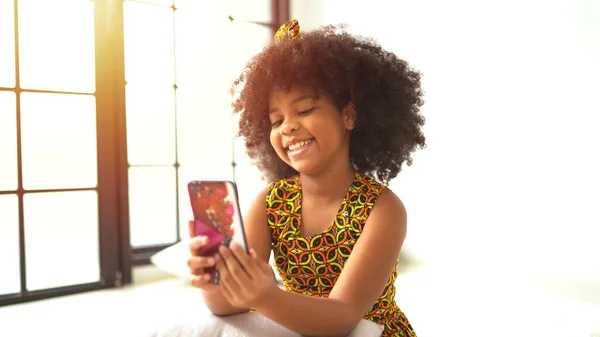 Linda Chica Afroamericana Haciendo Una Selfie Teléfono Móvil — Foto de Stock