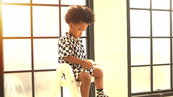 Lindo Afroamericano Chico Jugando Teléfono Móvil — Foto de Stock