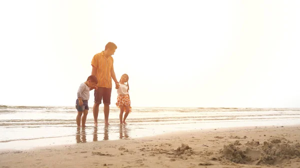 Szczęście Ojciec Syn Córka Bawią Się Plaży — Zdjęcie stockowe