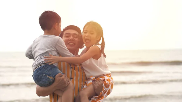 幸せ父と息子と娘がビーチで遊んでいる — ストック写真