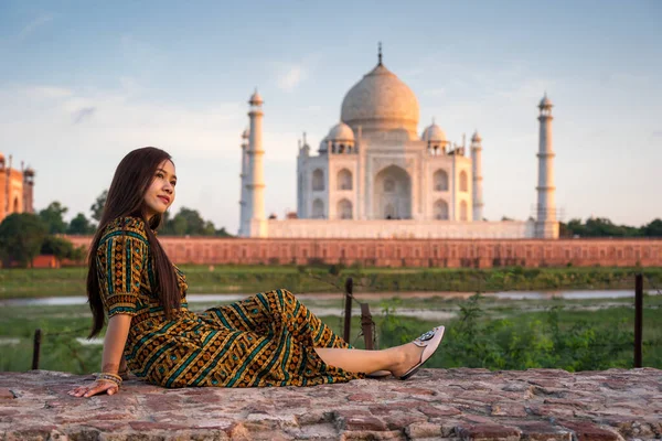 Indische Frau Roten Sari Taj Mahal Agra Uttar Pradesh Indien — Stockfoto