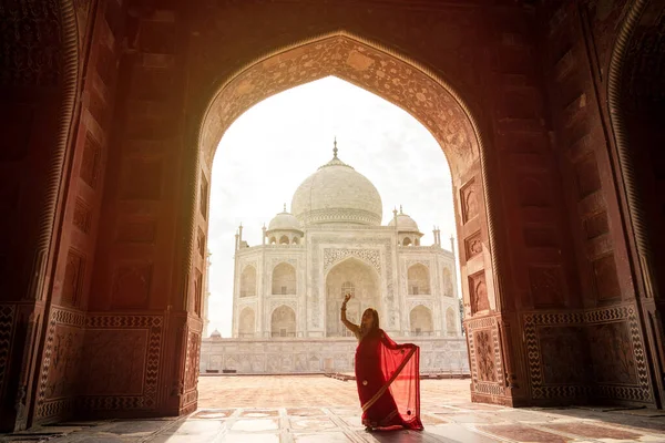 Ινδή Γυναίκα Κόκκινο Σάρι Σάρι Στο Taj Mahal Agra Uttar — Φωτογραφία Αρχείου