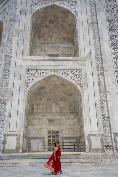 Indische Frau Roten Sari Taj Mahal Agra Uttar Pradesh Indien — Stockfoto