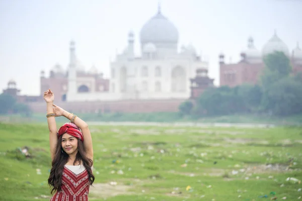 Femme Indienne Saree Rouge Sari Taj Mahal Agra Uttar Pradesh — Photo