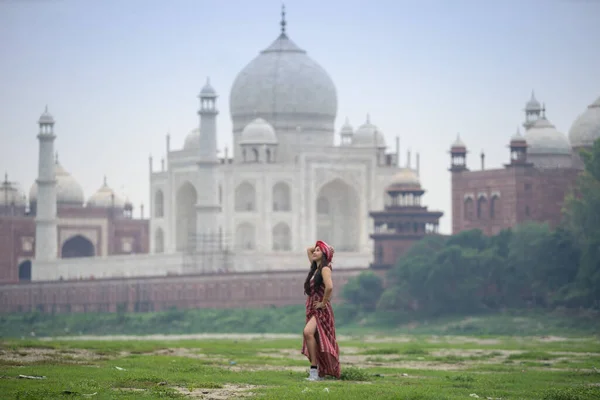 Donna Indiana Saree Rosso Sari Nel Taj Mahal Agra Uttar — Foto Stock