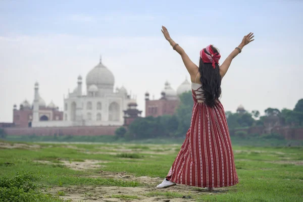 Donna Indiana Saree Rosso Sari Nel Taj Mahal Agra Uttar — Foto Stock