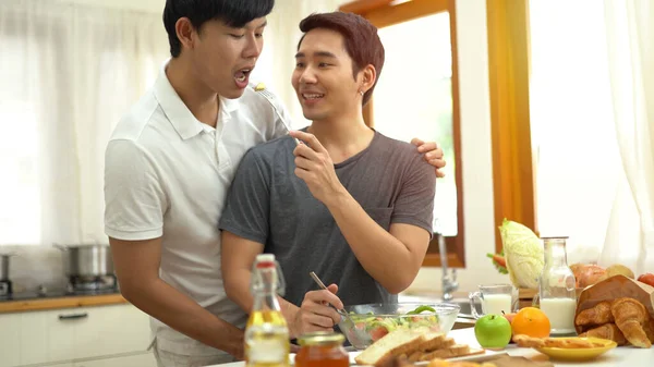 アジアのゲイカップル同性愛料理一緒にキッチンで — ストック写真