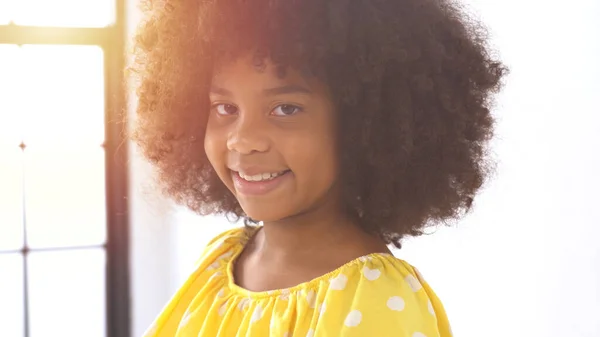 幸せな小さな笑顔のアフリカの女の子の肖像画 — ストック写真