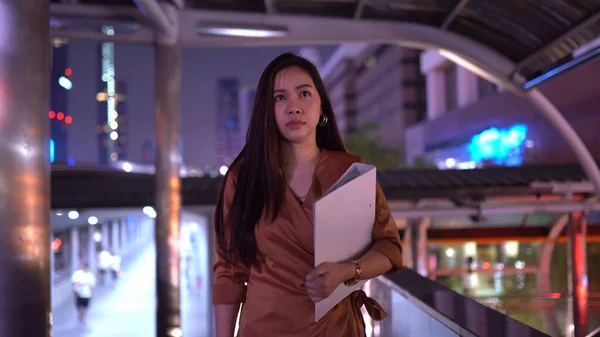 Krásná Mladá Asijská Žena Kráčející Noci Města Ulice — Stock fotografie