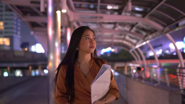 Piękna Młoda Azjatycka Kobieta Spacery Nocy Ulice Miasta — Zdjęcie stockowe
