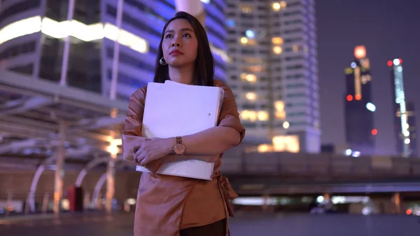 美丽的年轻亚洲女人走在夜城的街道上 — 图库照片