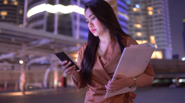 Beautiful Business Young Asian Woman Walking Night City Streets Using — Stock Photo, Image