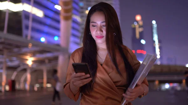 Bonito Negócio Jovem Asiático Mulher Andando Noite Cidade Ruas Usando — Fotografia de Stock