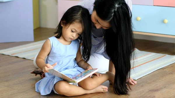 Feliz Asiático Familia Madre Hija Juntos Lectura Libro — Foto de Stock