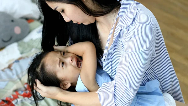 Portrait Pleurer Petite Fille Asiatique Dans Maison — Photo