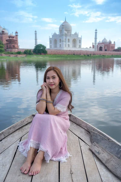 Asiatin Posiert Auf Dem Taj Mahal Von Einem Boot Aus — Stockfoto