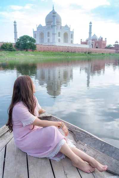 Asiatin Posiert Auf Dem Taj Mahal Von Einem Boot Aus — Stockfoto