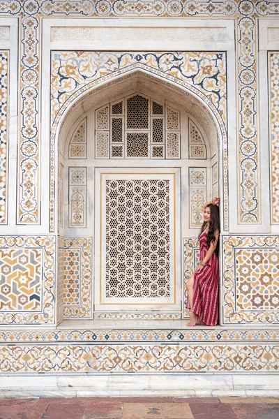 Mujer Asiática Tumba Itimad Daulah Agra Uttar Pradesh India Esta — Foto de Stock