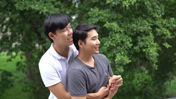 Jong Aziatisch Gay Paar Gelukkig Outdoor — Stockfoto